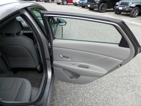 Used 2025 Hyundai Elantra SEL FWD image 36