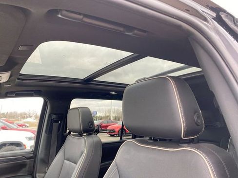 Used 2022 GMC Yukon XL SLT w/ SLT Premium Package image 18