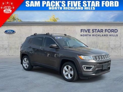 Used 2019 Jeep Compass Latitude w/ Cold Weather Group FWD image 2