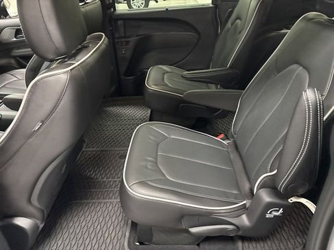 Used 2025 Chrysler Pacifica Limited image 16