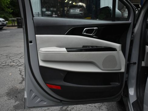 Used 2022 Kia Carnival EX FWD image 11