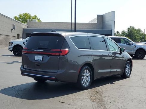Used 2023 Chrysler Pacifica Touring-L FWD image 3