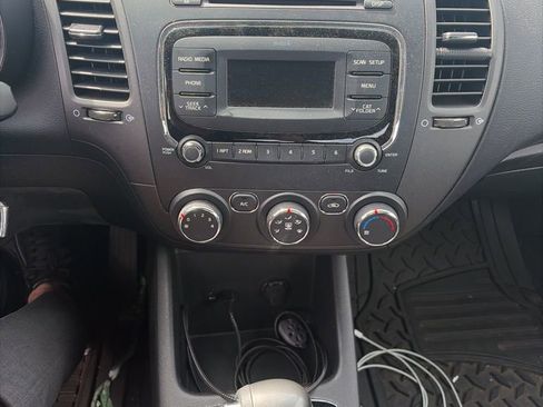 Used 2017 Kia Forte LX image 11