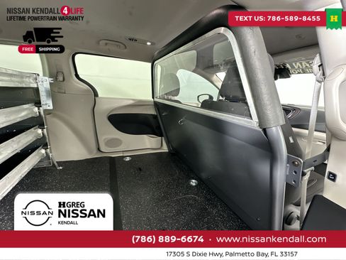 Used 2023 Chrysler Voyager LX image 28