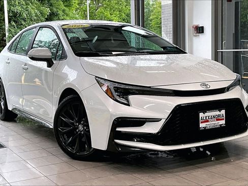 Used 2026 Toyota Corolla SE FWD image 2