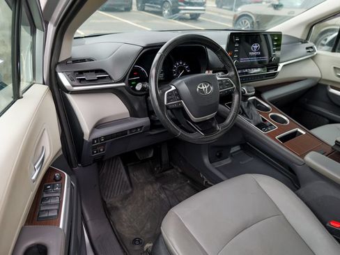 Used 2023 Toyota Sienna XLE FWD image 16