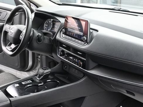 Used 2025 Nissan Rogue SV FWD image 37