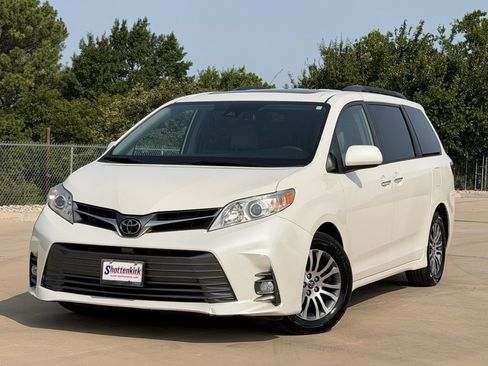 Used 2019 Toyota Sienna XLE w/ XLE Navigation Package FWD image 2