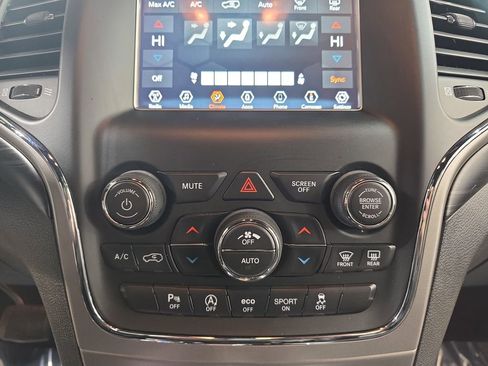 Used 2019 Jeep Grand Cherokee Laredo AWD/4WD image 19