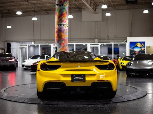 Used 2018 Ferrari 488 GTB RWD image 9