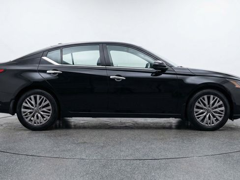 Used 2025 Nissan Altima 2.5 SV image 11