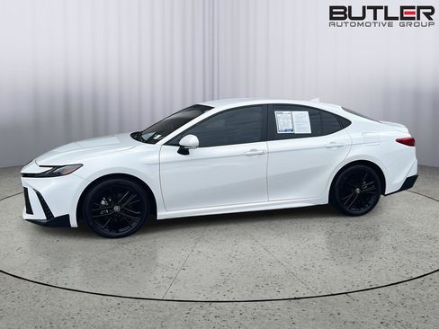 Used 2025 Toyota Camry SE w/ Convenience Package image 3