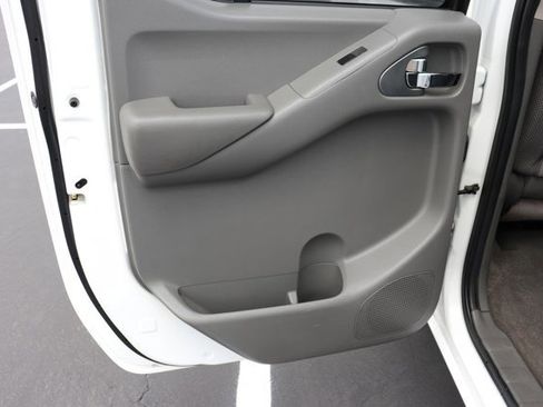 Used 2009 Nissan Frontier SE w/ SE Value Truck Pkg RWD image 12