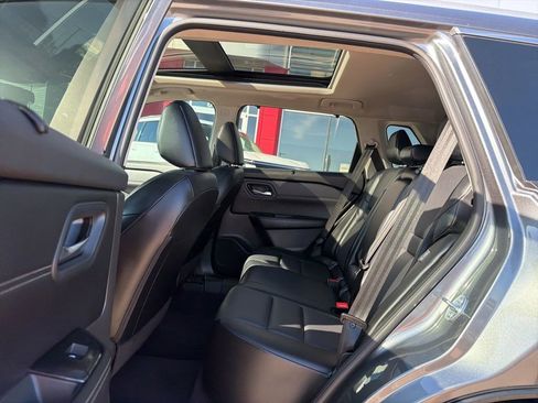 Used 2024 Nissan Rogue SV w/ SV Premium Package FWD image 15