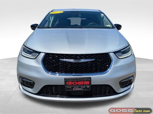 Used 2024 Chrysler Pacifica Touring-L FWD image 2
