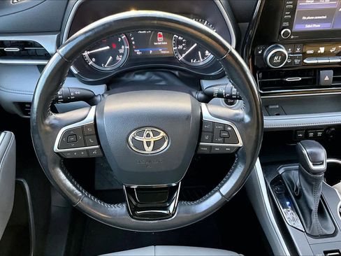 Used 2021 Toyota Highlander XLE image 6