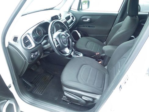 Used 2018 Jeep Renegade Latitude FWD image 10