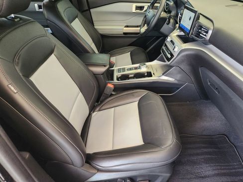 Used 2022 Ford Explorer XLT w/ Equipment Group 202A image 14