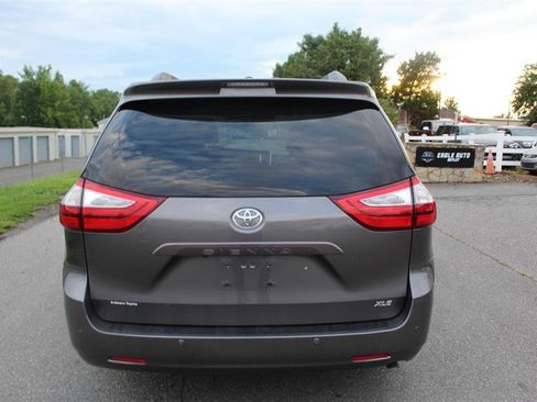 Used 2017 Toyota Sienna XLE w/ XLE Navigation Package FWD image 6