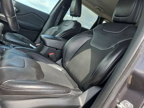 Used 2019 Jeep Cherokee Latitude Plus FWD image 18