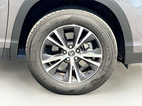 Used 2019 Toyota Highlander Plus FWD image 32