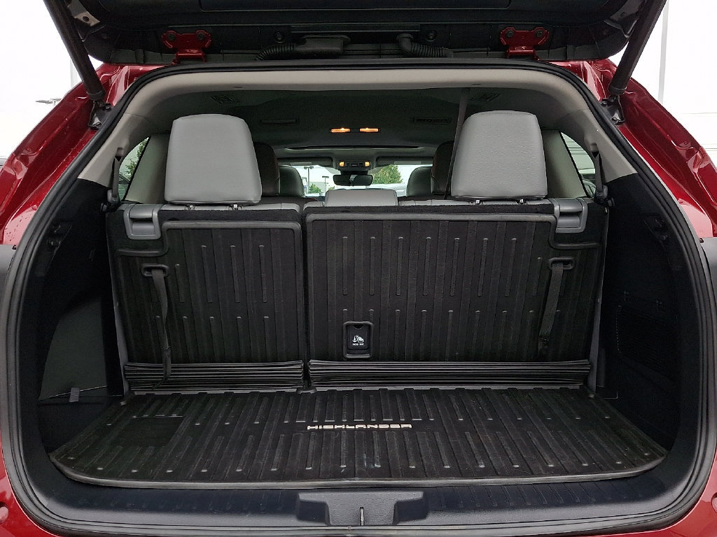 Used 2021 Toyota Highlander XLE AWD/4WD image 32
