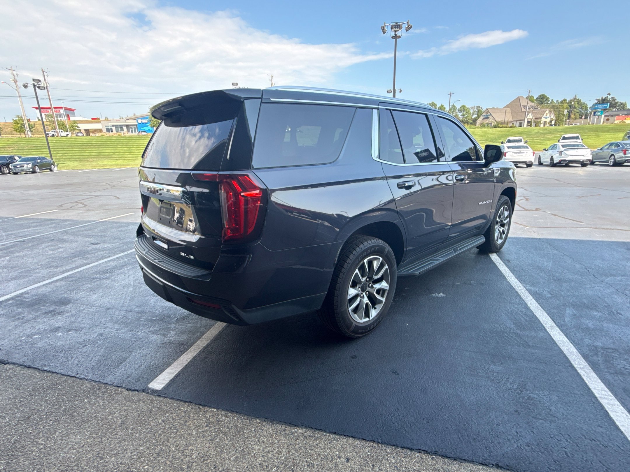 Used 2023 GMC Yukon SLE RWD image 5