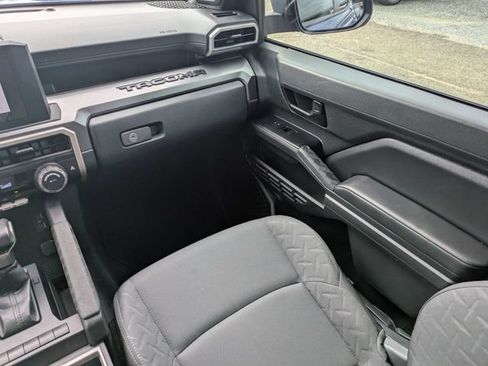 Used 2025 Toyota Tacoma SR5 w/ SR5 Upgrade Package AWD/4WD image 17