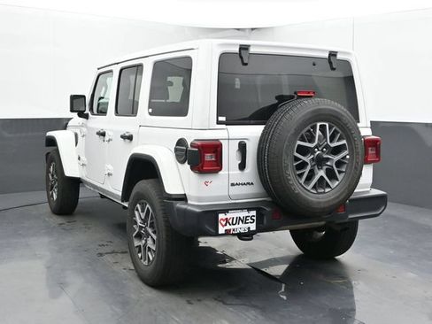 Used 2025 Jeep Wrangler Unlimited Sahara AWD/4WD image 11