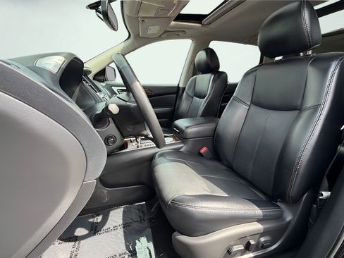 Used 2020 Nissan Pathfinder Platinum FWD image 17