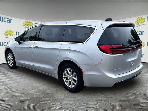 Used 2023 Chrysler Pacifica Touring-L FWD image 3