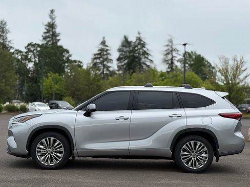 Used 2023 Toyota Highlander Platinum AWD/4WD image 2