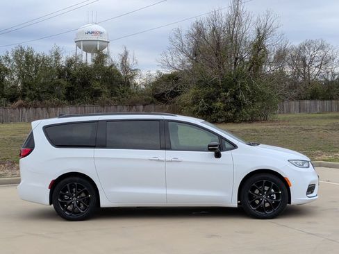 New 2026 Chrysler Pacifica Select w/ S Appearance Package FWD image 9