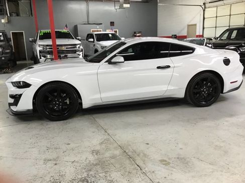 Used 2018 Ford Mustang Coupe RWD image 8
