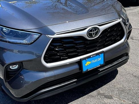 Used 2021 Toyota Highlander XLE AWD/4WD image 32