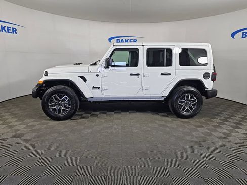 Used 2025 Jeep Wrangler Unlimited Sahara AWD/4WD image 3