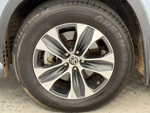 Used 2022 Toyota Highlander XLE FWD image 11