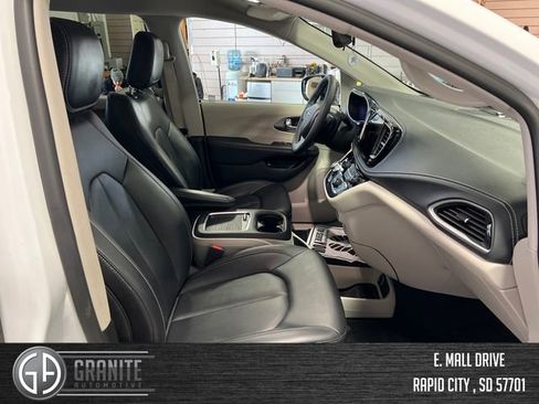 Used 2024 Chrysler Pacifica Limited FWD image 34