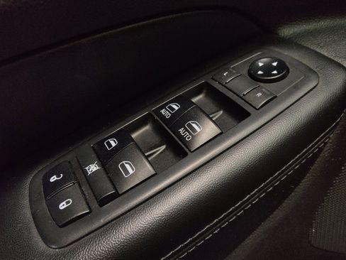 Used 2019 Jeep Grand Cherokee Laredo AWD/4WD image 27