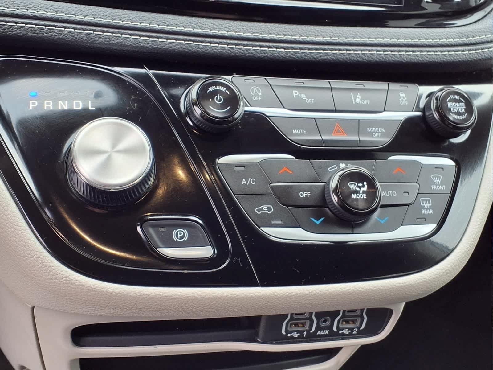 Used 2024 Chrysler Pacifica Touring-L FWD image 20