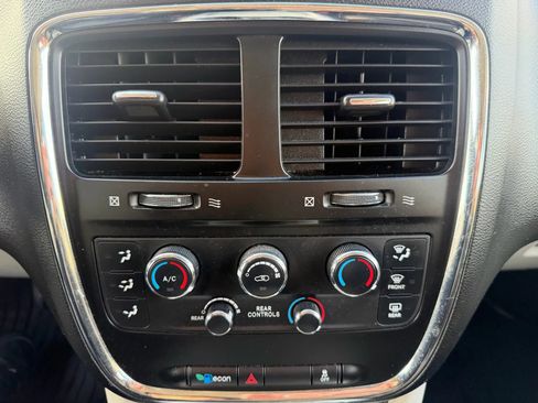 Used 2013 Dodge Grand Caravan SXT image 19