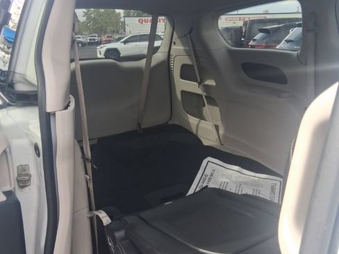 Used 2024 Chrysler Pacifica Touring-L FWD image 8