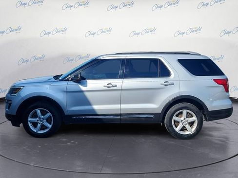 Used 2018 Ford Explorer XLT FWD image 2