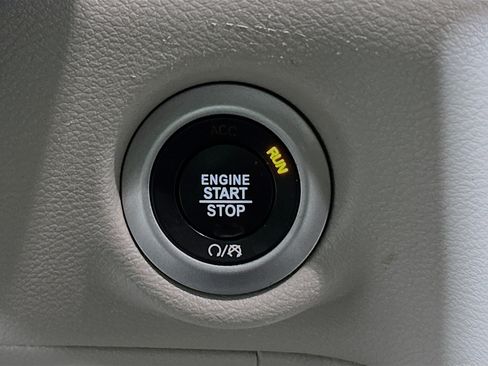 Used 2023 Chrysler Pacifica Touring-L image 20