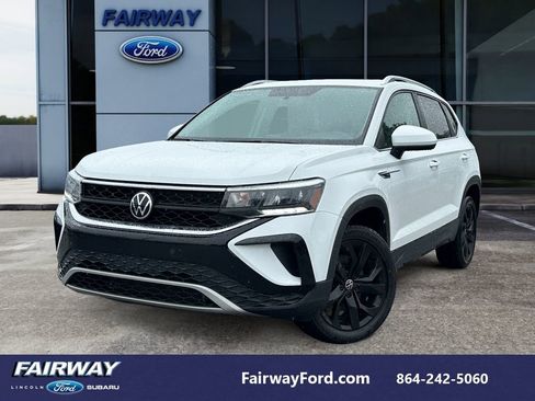 Used 2022 Volkswagen Taos SE FWD image 1