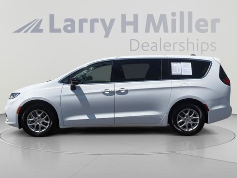 Used 2024 Chrysler Pacifica Touring-L FWD image 2