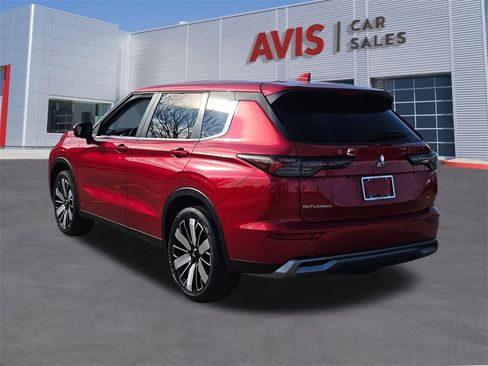 Used 2025 Mitsubishi Outlander SE image 3