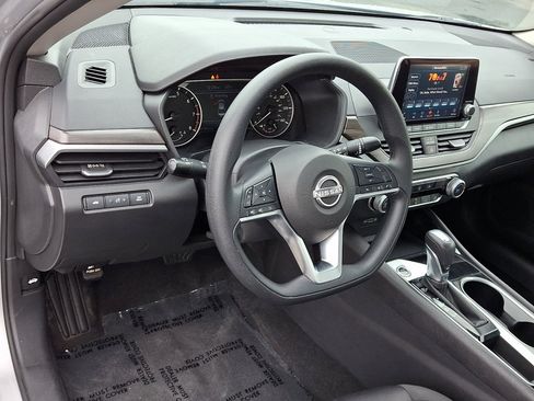 Used 2024 Nissan Altima 2.5 SV FWD image 25