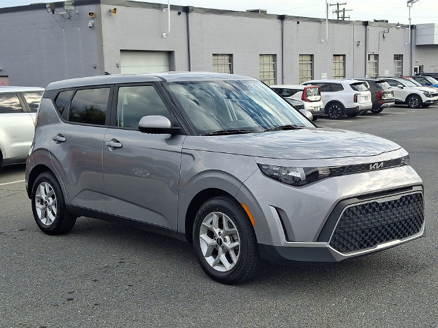 Used 2025 Kia Soul LX w/ LX Technology Package FWD image 3