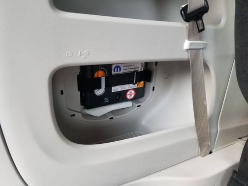 Certified 2024 Chrysler Pacifica Touring-L image 23